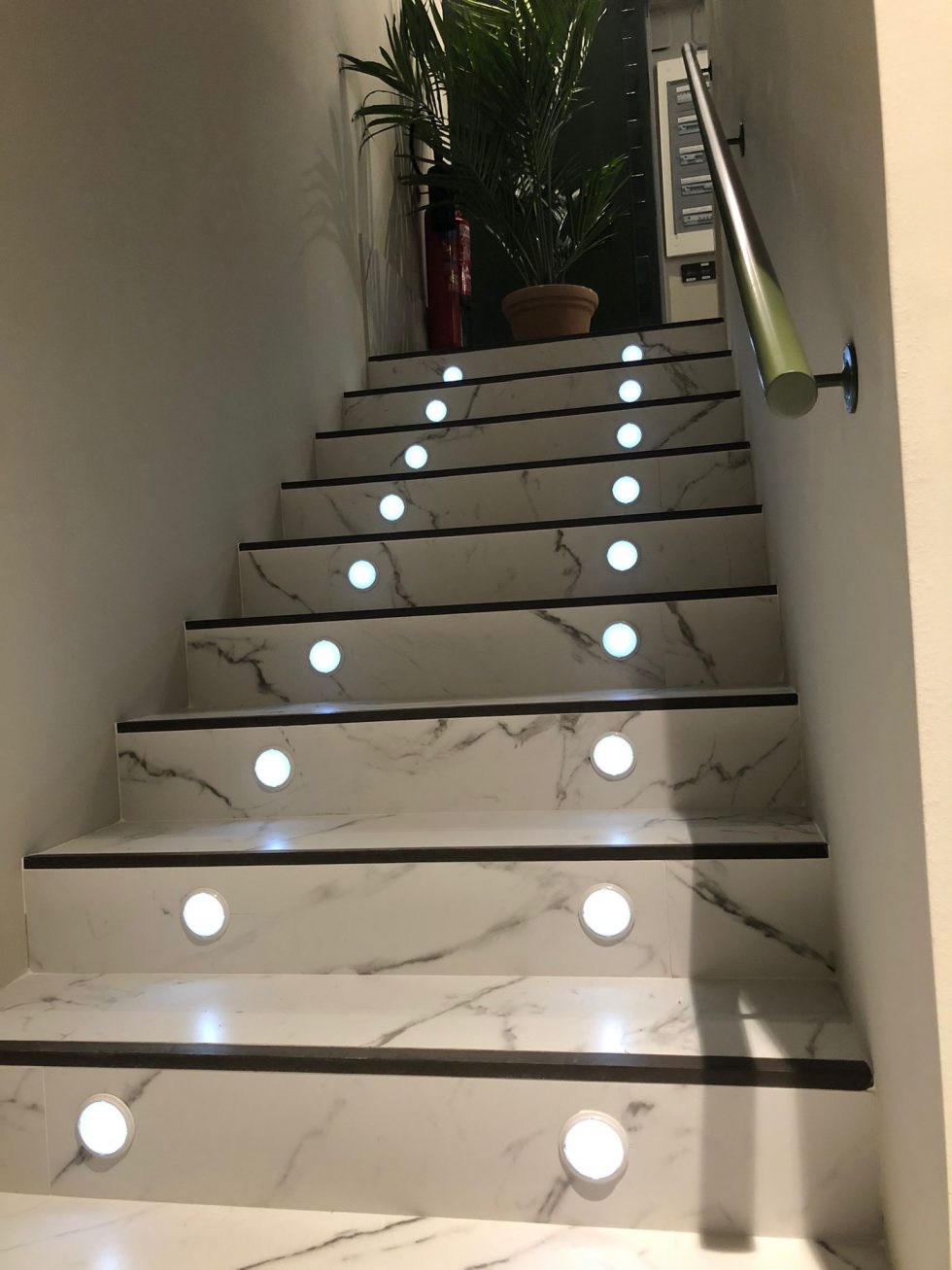 Instalación de luces de señalización y emergencia en escaleras Electraval