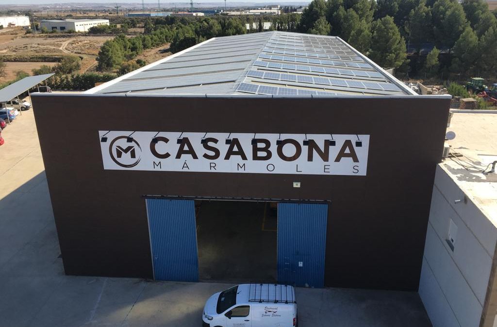 Instalación de placas solares en cubierta de nave