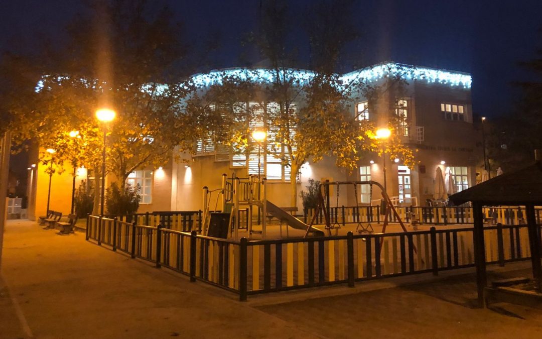 Iluminación Navideña en fachada de edificio