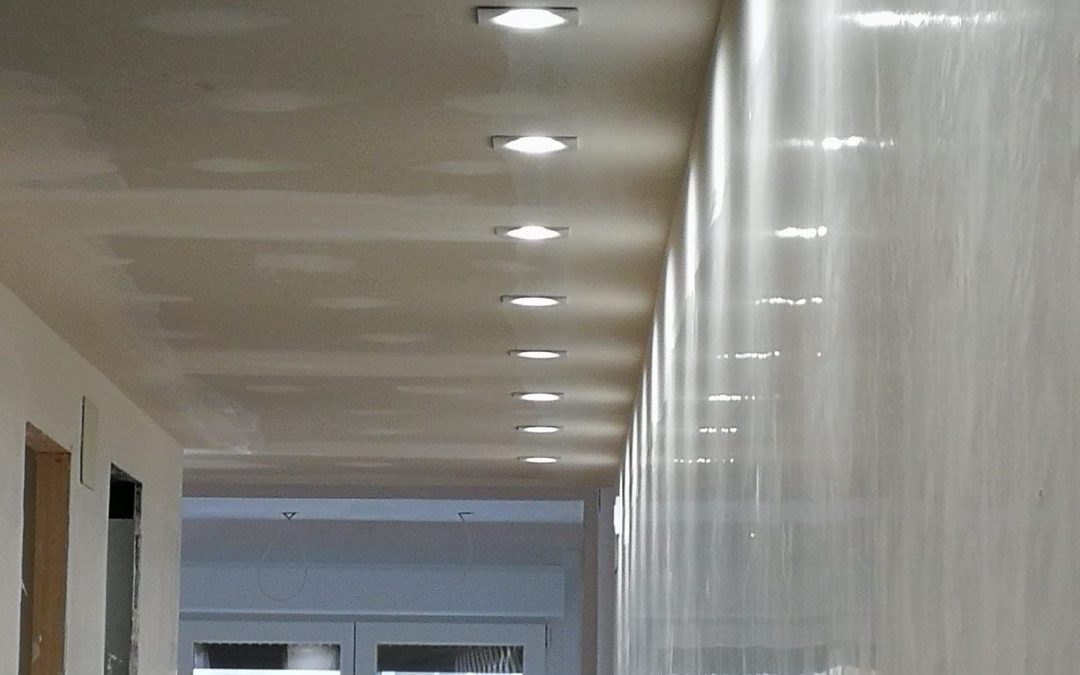 Iluminación en pasillo de vivienda