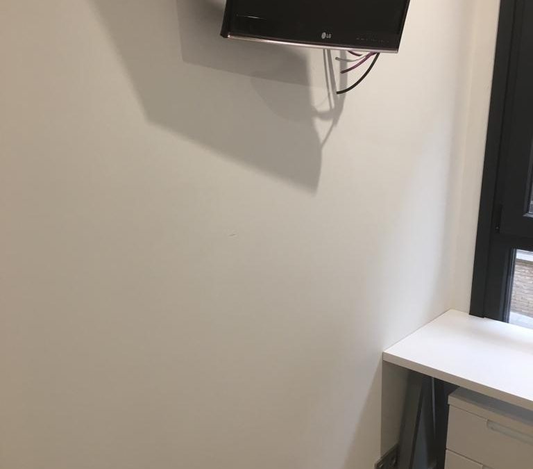 Adecuación de tomas de corriente, tv, internet y encendidos a medida de muebles