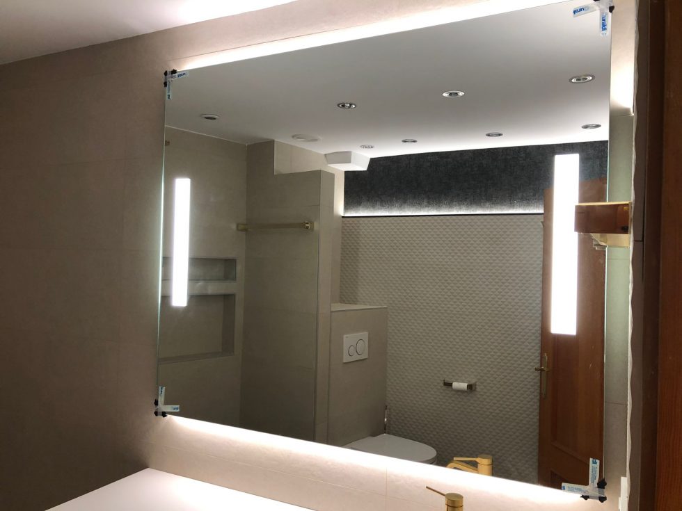 Instalación de iluminación de led para baño Electraval